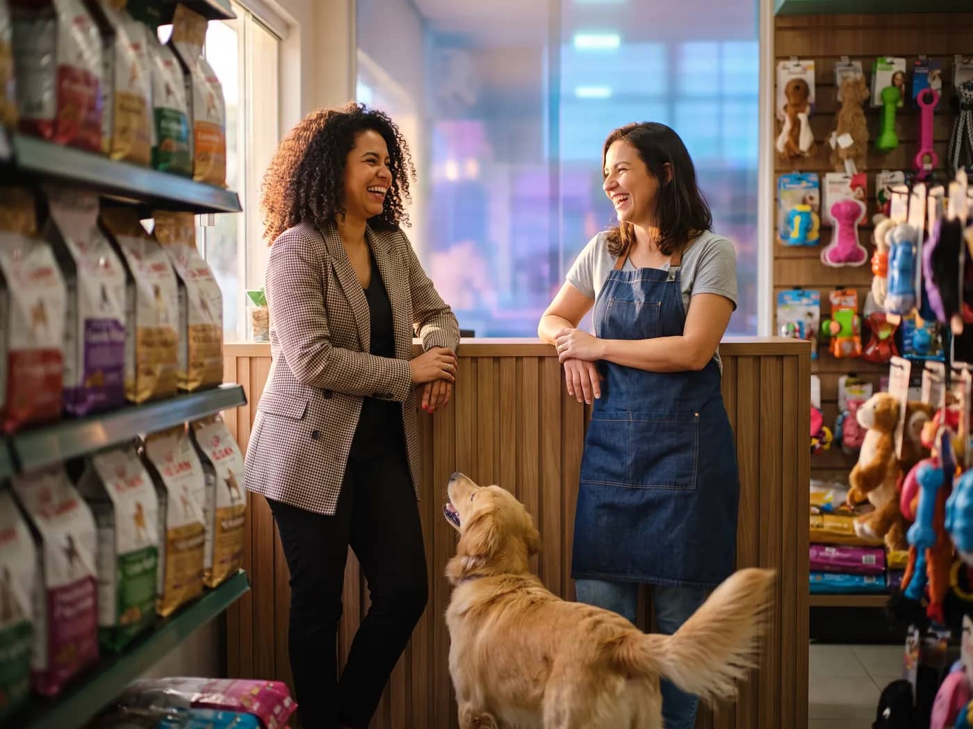Consultora conversando com uma cliente no pet shop dela