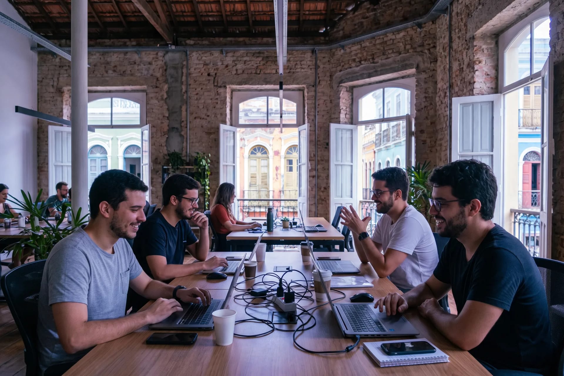 Equipe de tecnologia trabalhando lado a lado em Recife