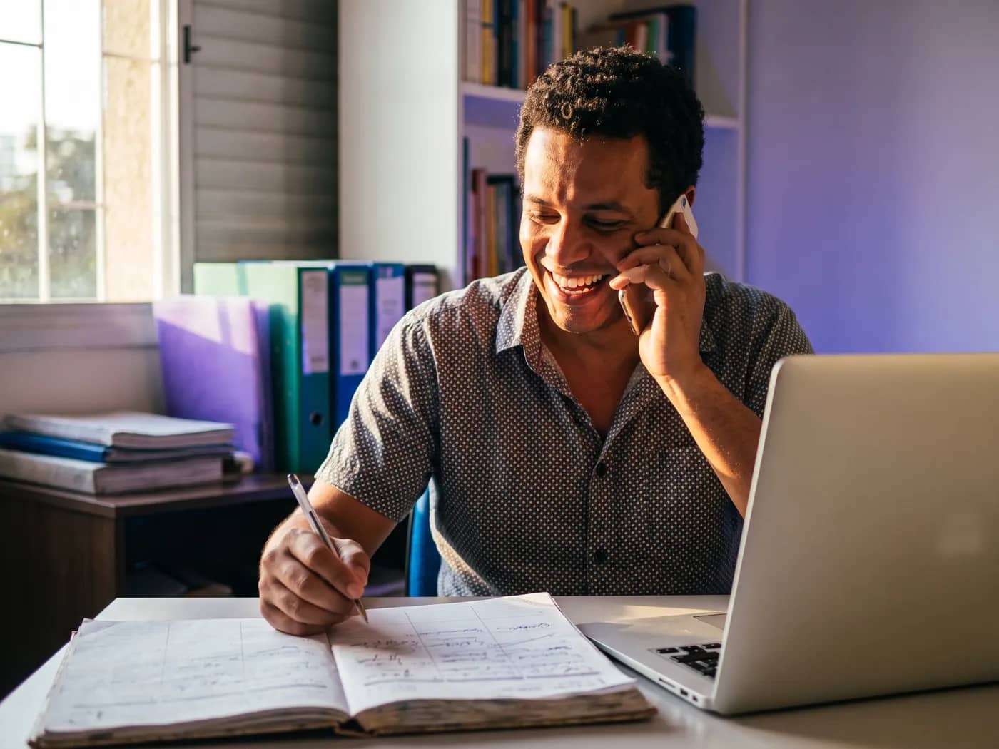 Vendedor ligando para um cliente com a agenda de retornos aberta