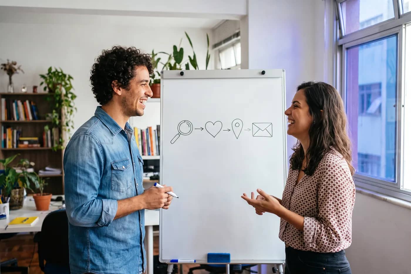 Empreendedores comparando canais de marketing em um quadro