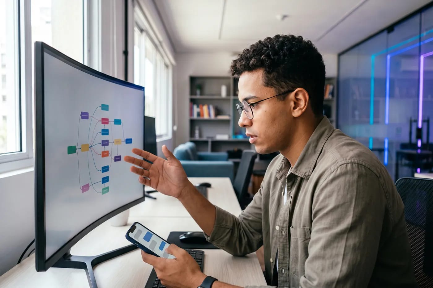 Profissional configurando o atendimento automático no computador
